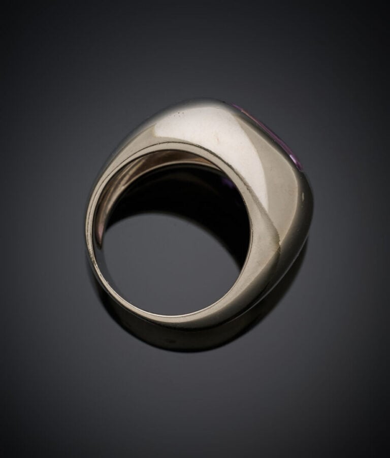 POIRAY - BAGUE jonc collection "Thessalie" en or gris (750‰) serti d'une améthy…