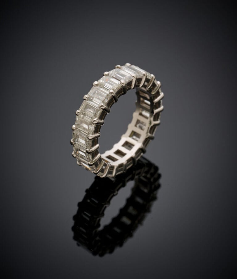 Rare ALLIANCE en or gris (750‰) serti d'un alignement de 21 diamants taille éme…