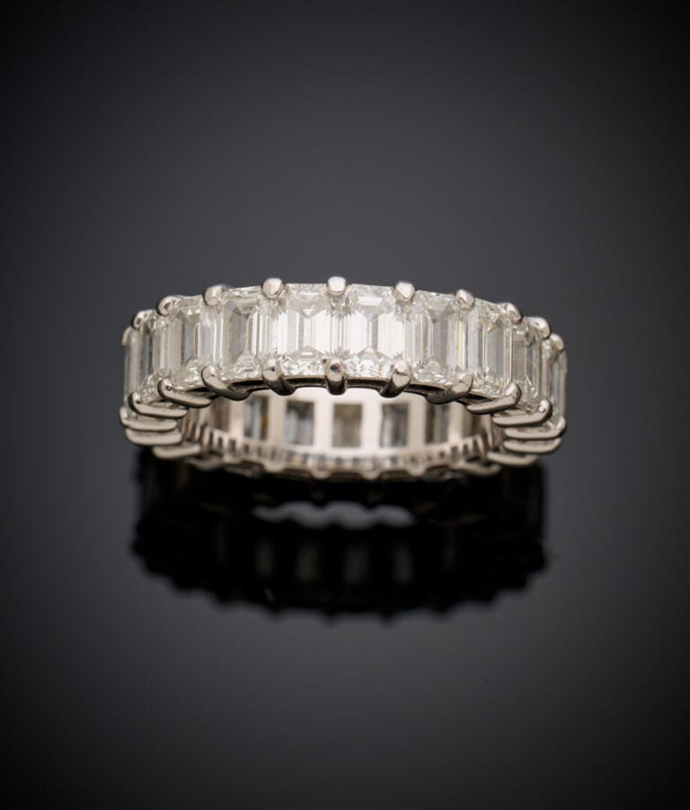 Rare ALLIANCE en or gris (750‰) serti d'un alignement de 21 diamants taille éme…