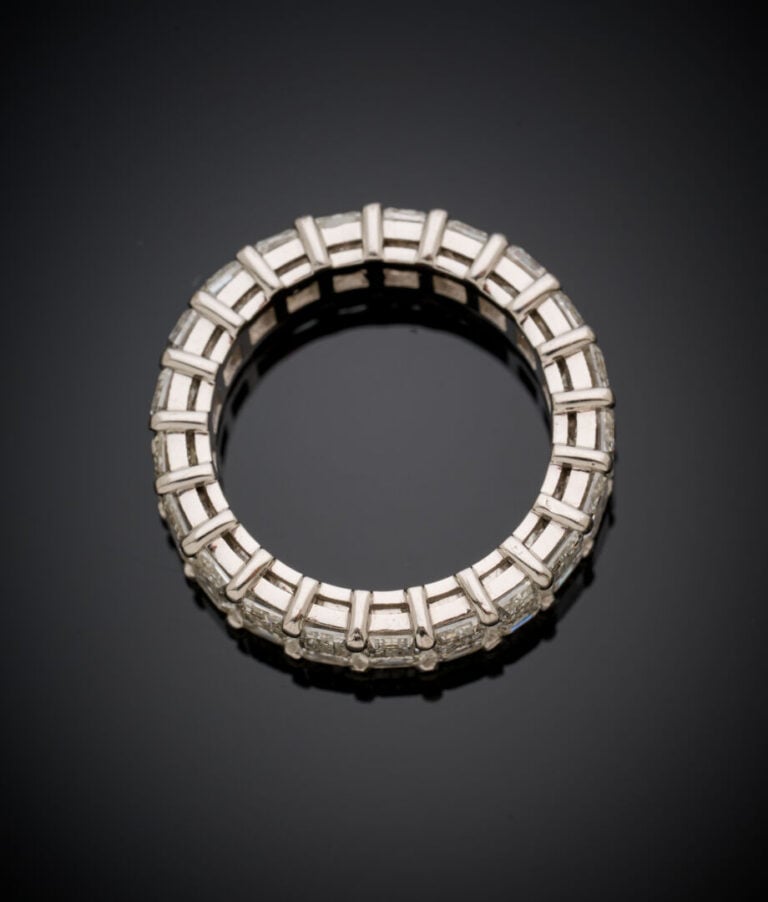 Rare ALLIANCE en or gris (750‰) serti d'un alignement de 21 diamants taille éme…