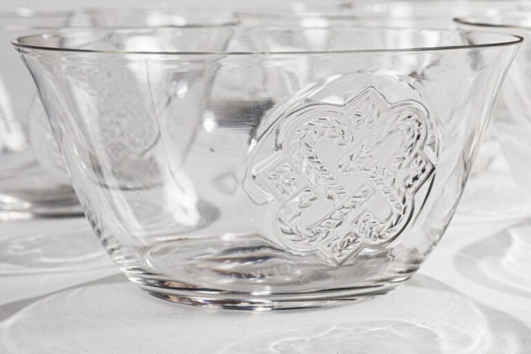 RENÉ LALIQUE (1860-1945) - Suite de douze rince doigts en cristal translucide m…