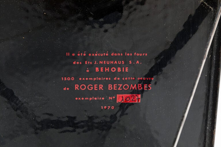 ROGER BEZOMBES (1913-1994) - Bouquet de fleurs - Plaque émaillée - Exécuté par…