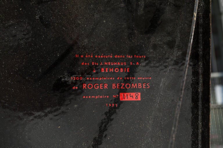 ROGER BEZOMBES (1913-1994) - Plaque émaillée - Exécuté par les établissements J…