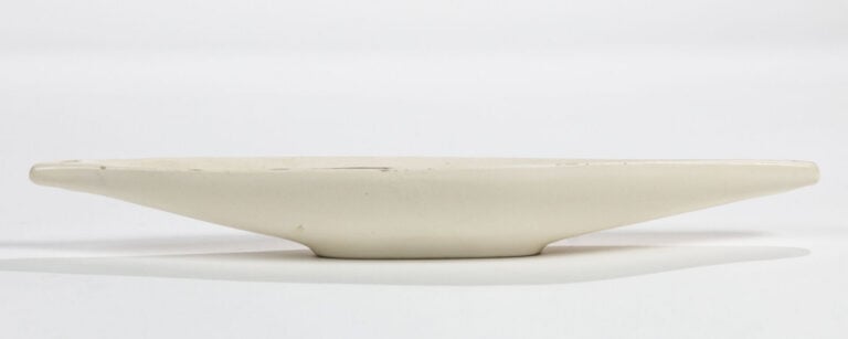 ROGER CAPRON (1922-2006) - Coupe de forme allongée en céramique émaillée polych…