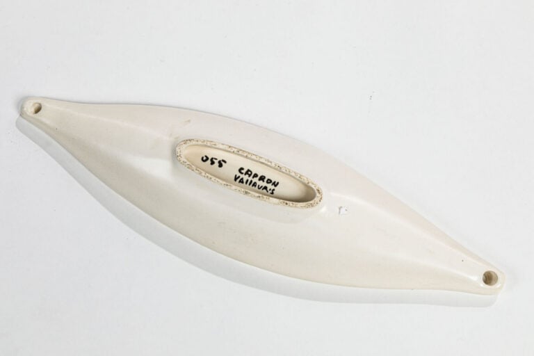 ROGER CAPRON (1922-2006) - Coupe de forme allongée en céramique émaillée polych…