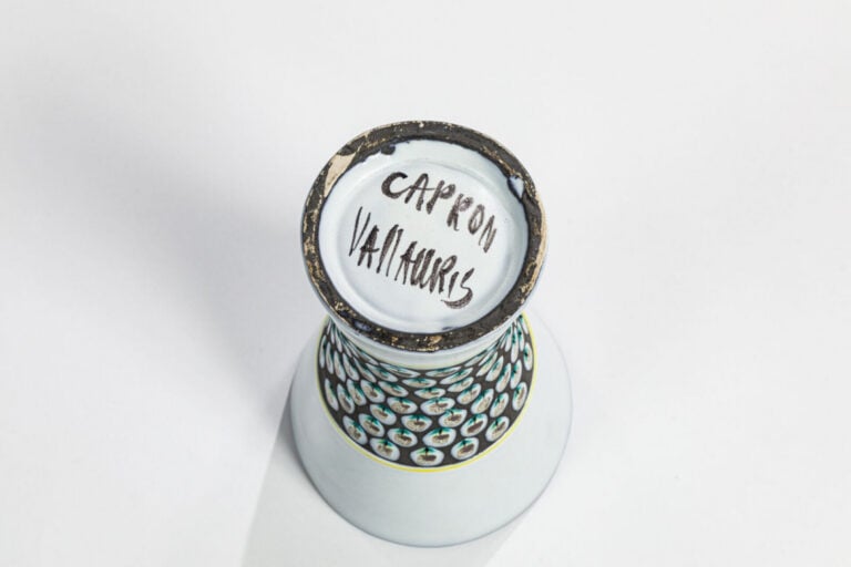 ROGER CAPRON (1922-2006) - Vase cornet en céramique émaillée polychrome à décor…