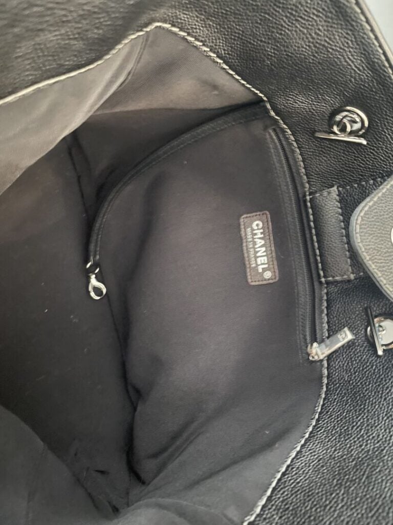Sac cabas en cuir grainé noir, double anse en métal argenté entrelacé de cuir à…