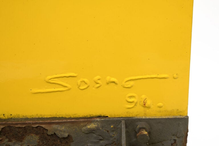 SACHA SOSNO (1937-2013) - Colonne - Sculpture en métal ajouré laqué jaune - Sig…