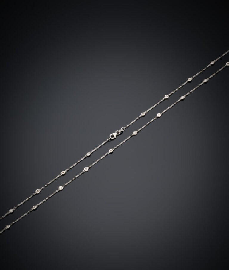 SAUTOIR chaînette en or gris (585‰) 14 carats, ponctué de 33 diamants taille br…