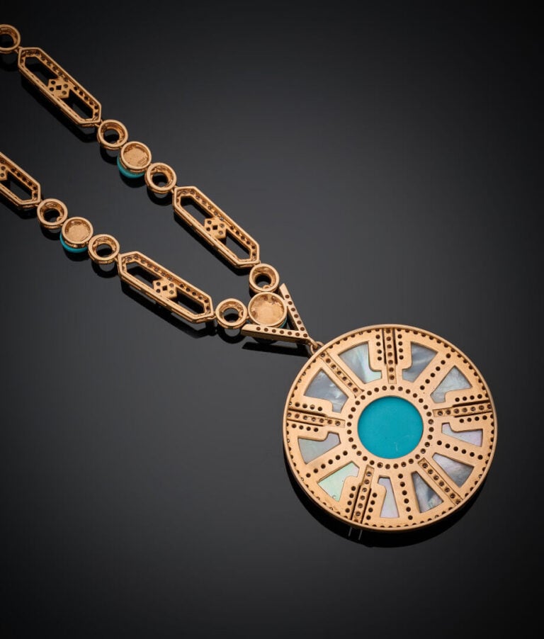 SAUTOIR en or rose (750‰) ajouré, serti de turquoises cabochons, nacre blanche,…
