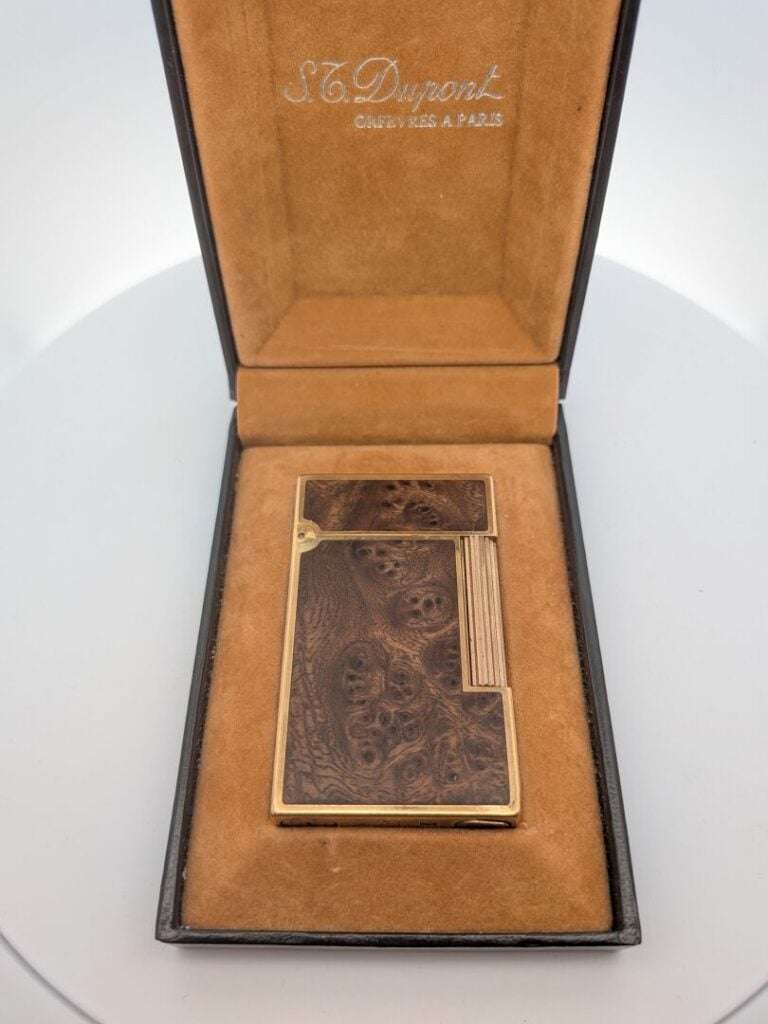 S.T.DUPONT - BRIQUET rectangulaire, modèle "Ligne 2" en laque façon bois de noy…