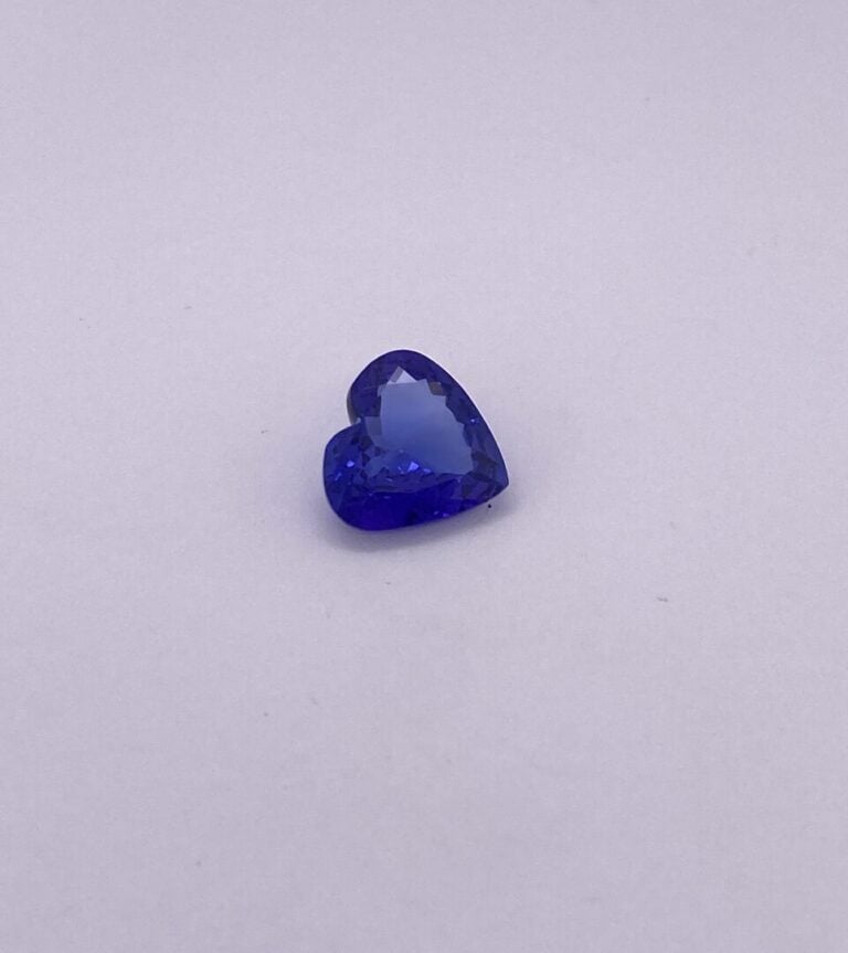 TANZANITE taillée en cœur pesant 4,65 carats. - Accompagnée d'un rapport d'anal…