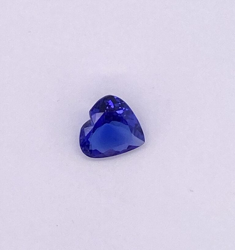 TANZANITE taillée en cœur pesant 4,65 carats. - Accompagnée d'un rapport d'anal…