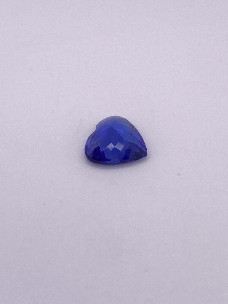 TANZANITE taillée en cœur pesant 4,65 carats. - Accompagnée d'un rapport d'anal…