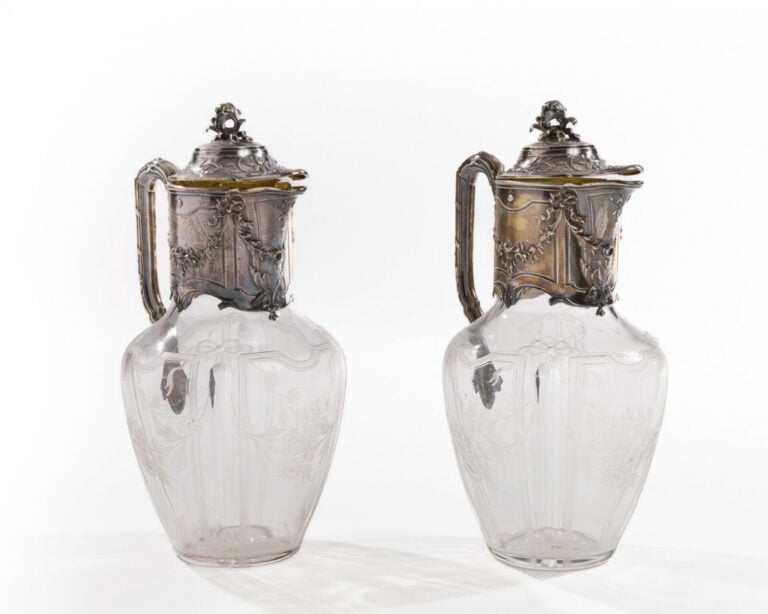TETARD FRÈRES - Paire d'aiguières en cristal gravé de fleurettes dans des encad…