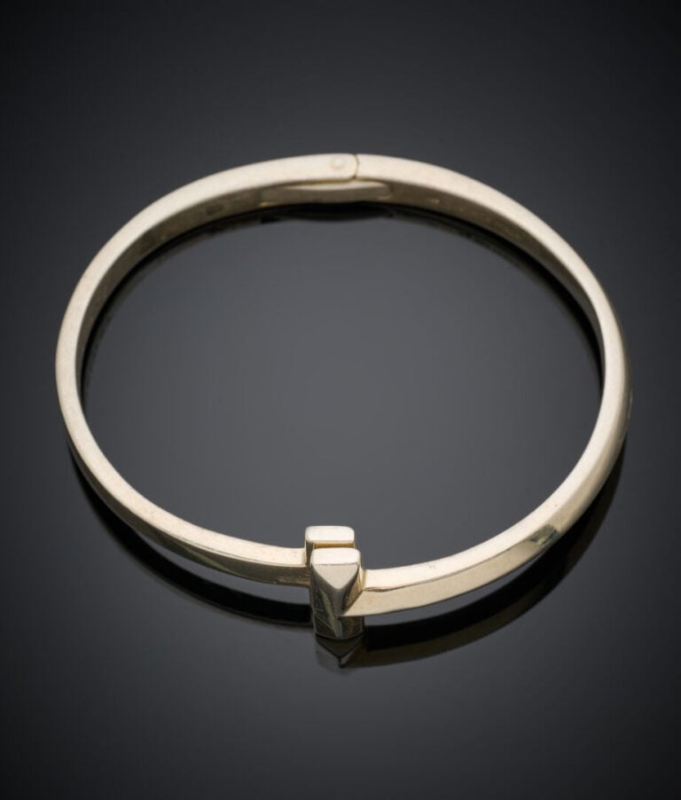 TIFFANY & CO - BRACELET rigide ouvrant modèle "T" en argent (925‰). - Signé TIF…