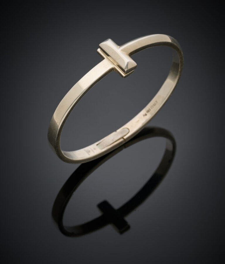 TIFFANY & CO - BRACELET rigide ouvrant modèle "T" en argent (925‰). - Signé TIF…
