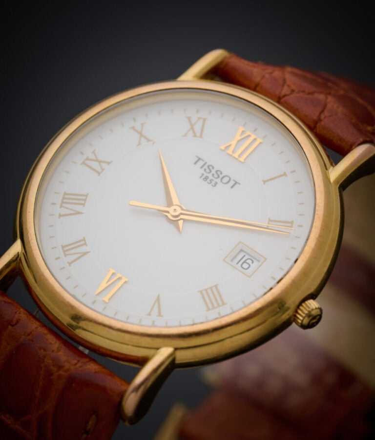 TISSOT - BRACELET MONTRE d'homme ronde en or jaune (750‰). Cadran émail blanc,…