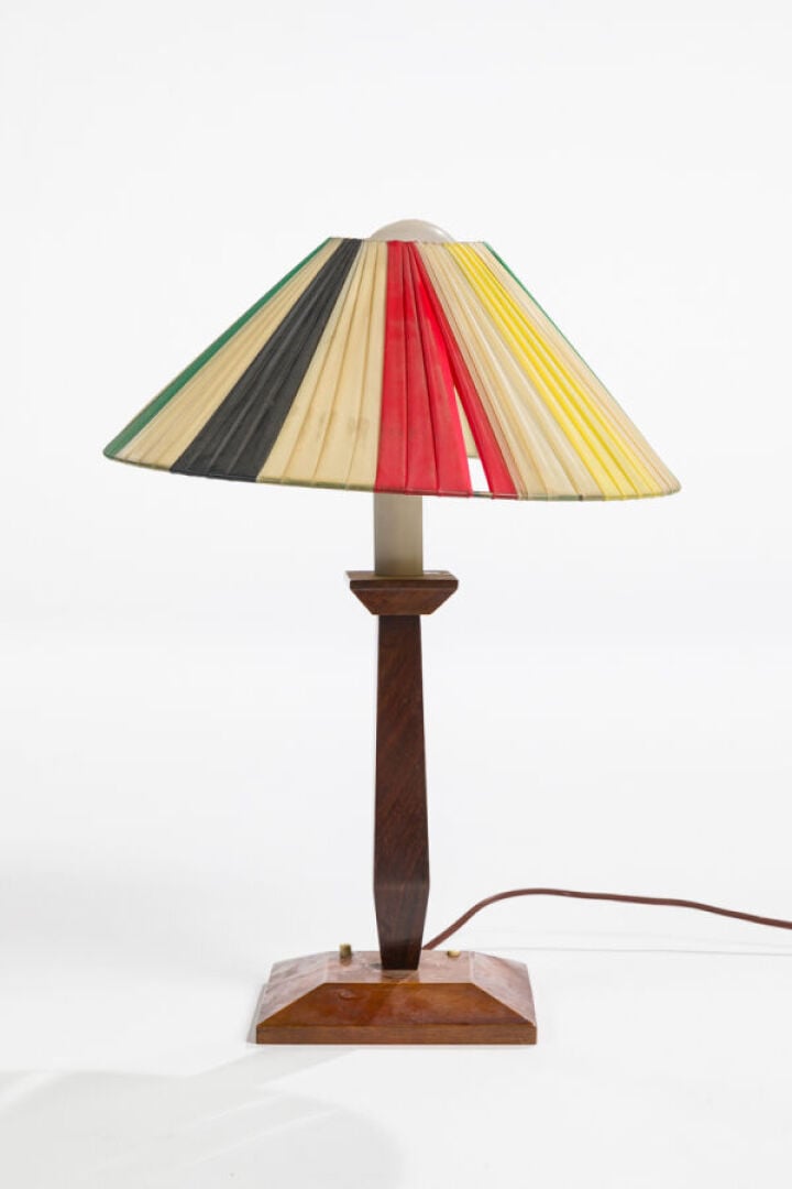 TRAVAIL ART DÉCO - Lampe en noyer teinté à fut gainé reposant sur une base carr…