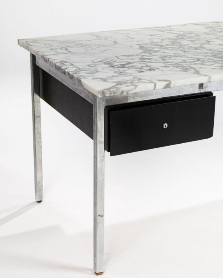 TRAVAIL DES ANNÉES 1970 - Bureau en métal chromé à caisson en bois teinté noir…