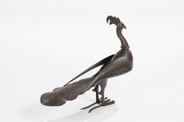 TRAVAIL IRANIEN DES ANNÉES 1930-1940 - Paon - Sculpture en dinanderie de laiton…