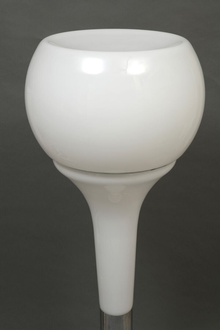 TRAVAIL ITALIEN DES ANNÉES 1970 - Lampadaire à structure en métal chromé enserr…