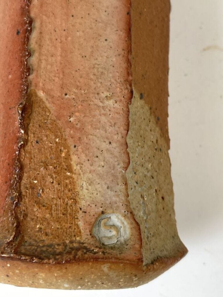 TRAVAIL XXÈME - Vase haut à corps à pans coupés en grès émaillé terre cuite - M…