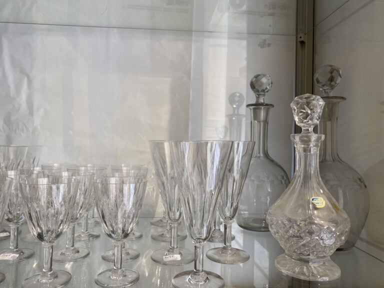 BACCARAT - Partie de service de 40 verres en cristal comprenant : - - 7 flûtes…
