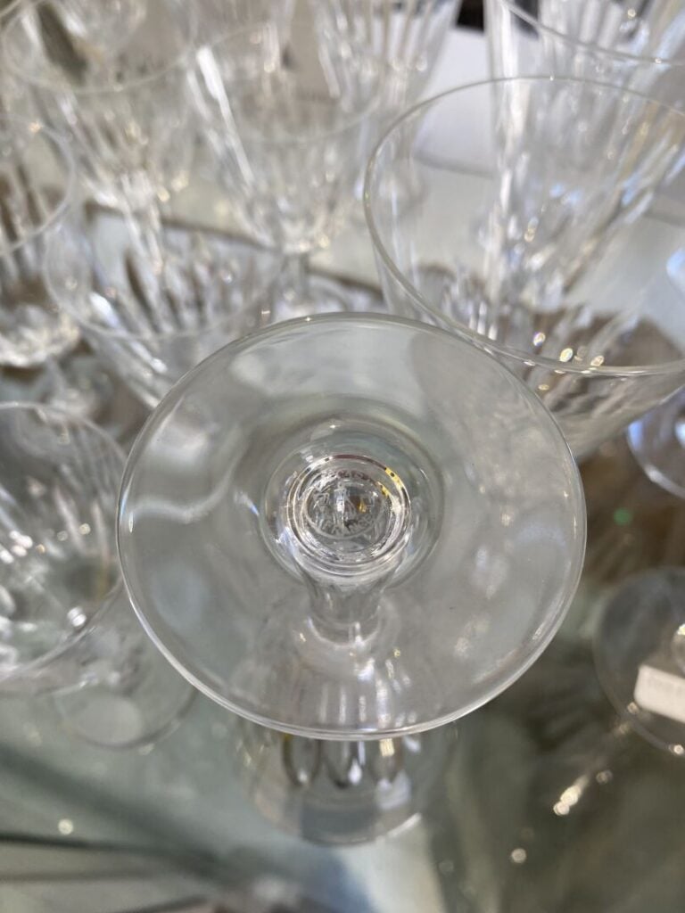 BACCARAT - Partie de service de 40 verres en cristal comprenant : - - 7 flûtes…