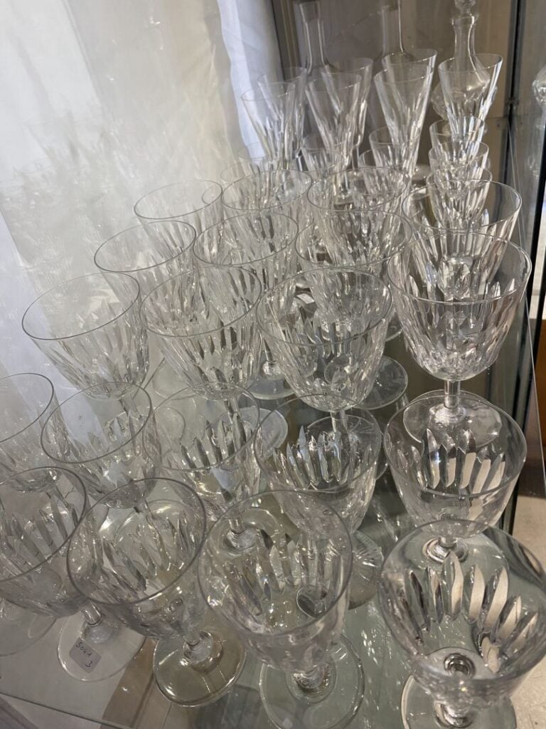 BACCARAT - Partie de service de 40 verres en cristal comprenant : - - 7 flûtes…