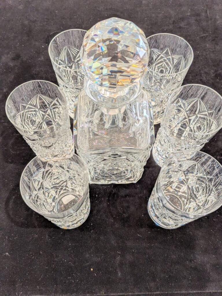 BACCARAT - Service à whisky en cristal taillé comprenant une carafe et 6 verres…