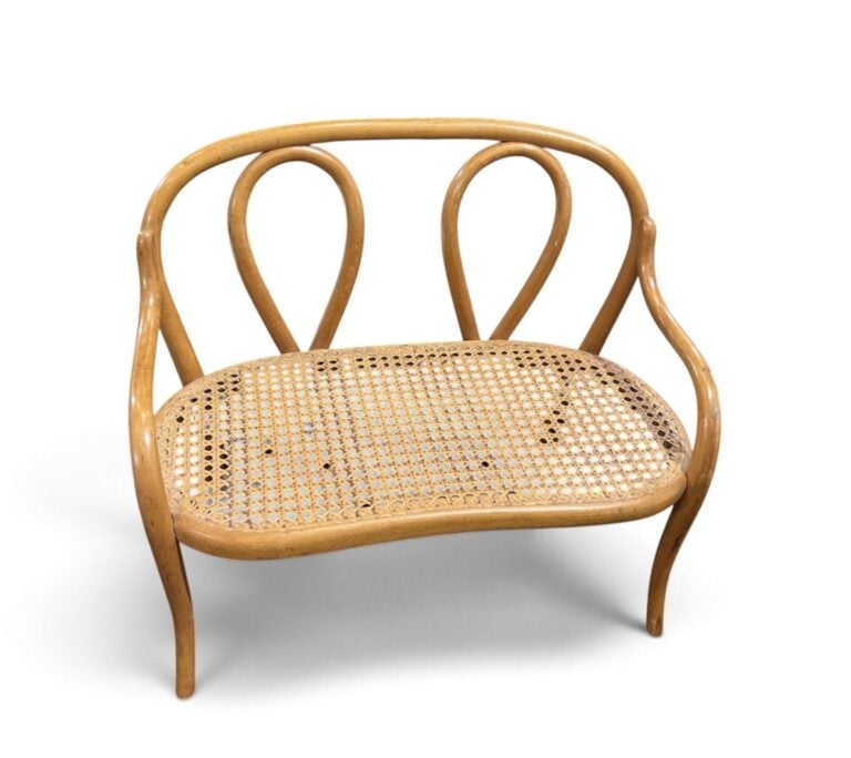 Banquette de poupée en bois tourné et assise cannée - Dans le style de Thonet -…