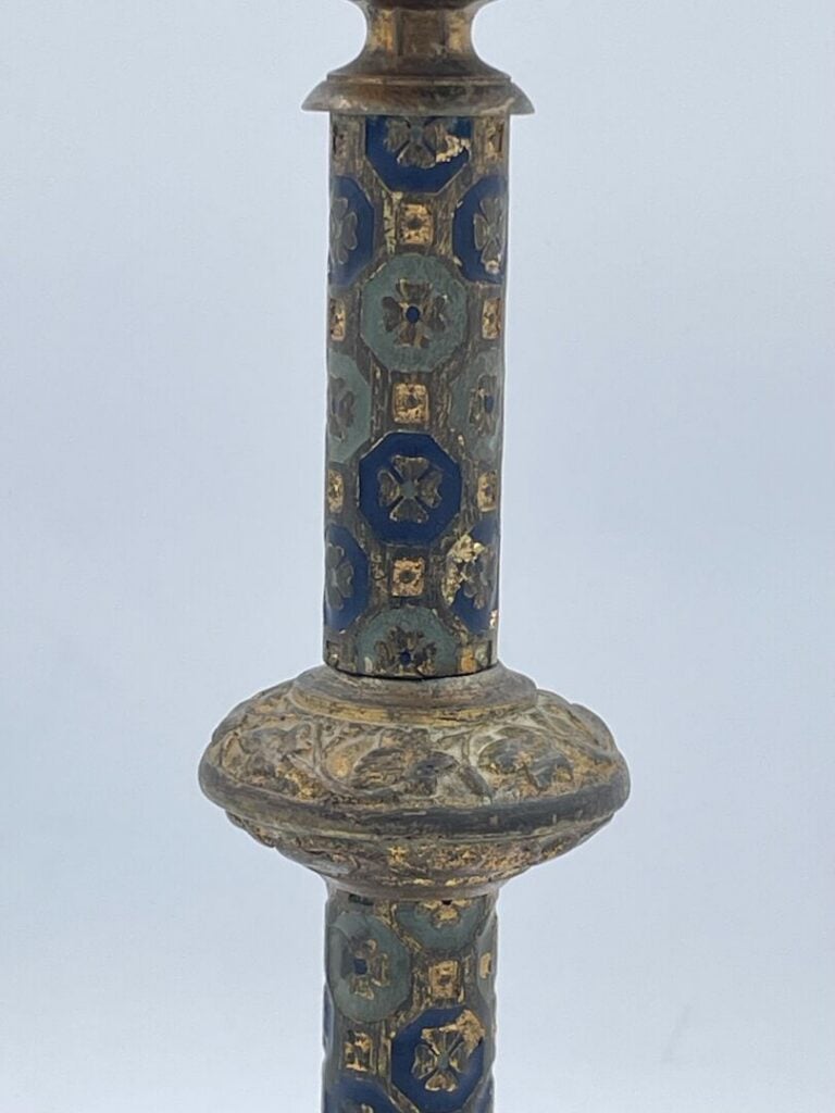 Bougeoir en laiton monté en lampe - Fût orné de motifs de fleurs stylisées repo…