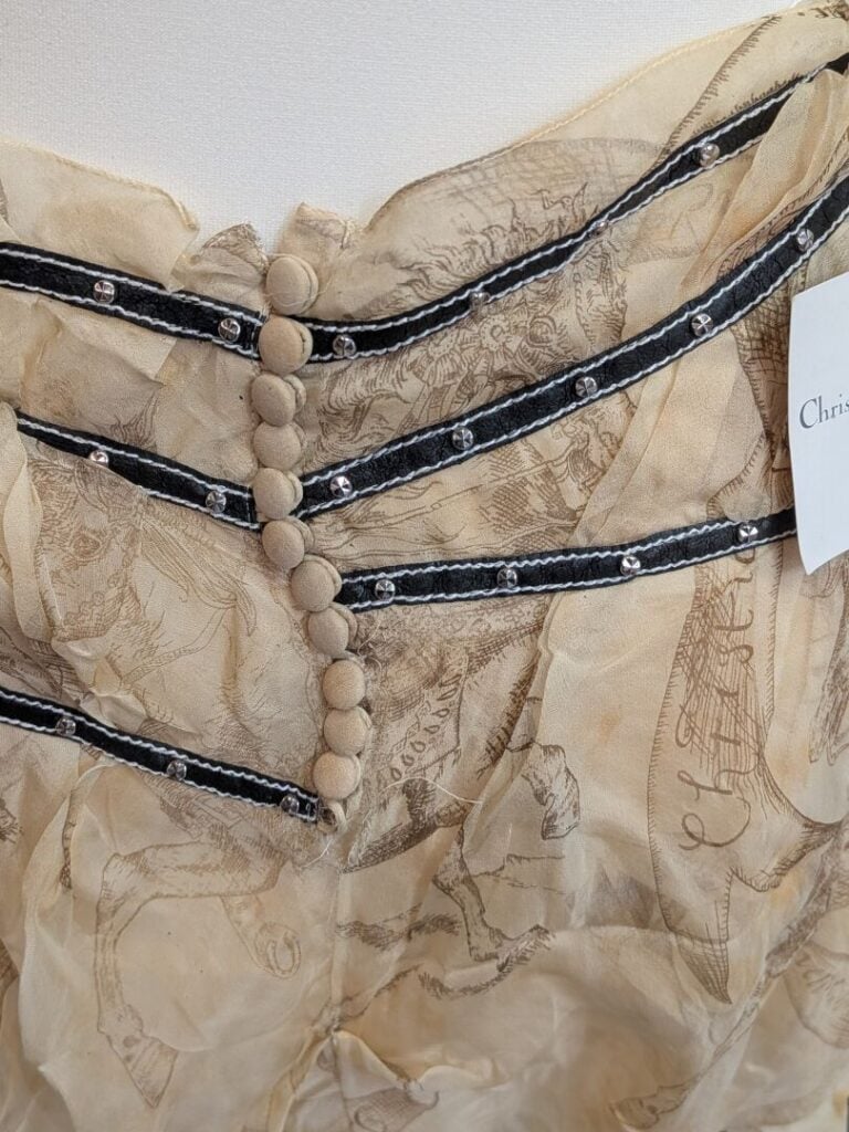 CHRISTIAN DIOR - Jupe en soie doublée jaune paille à motifs équestres et garnit…
