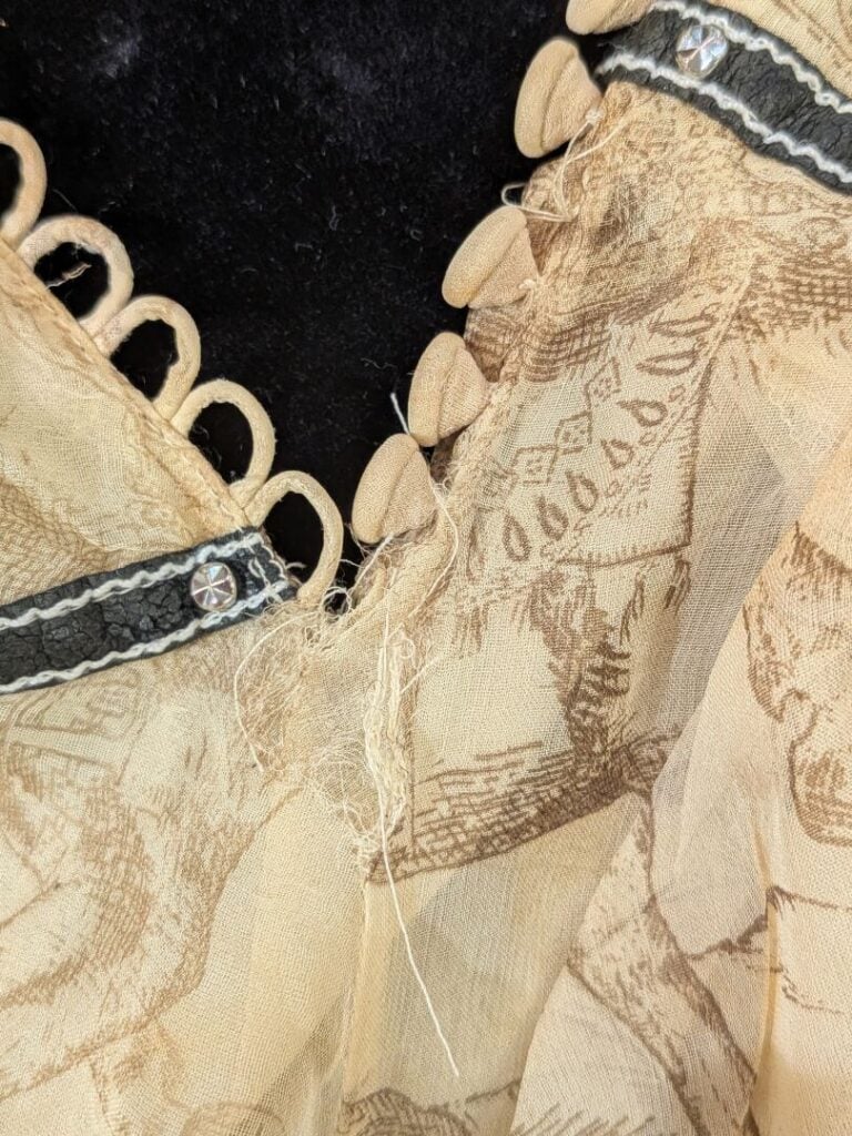 CHRISTIAN DIOR - Jupe en soie doublée jaune paille à motifs équestres et garnit…