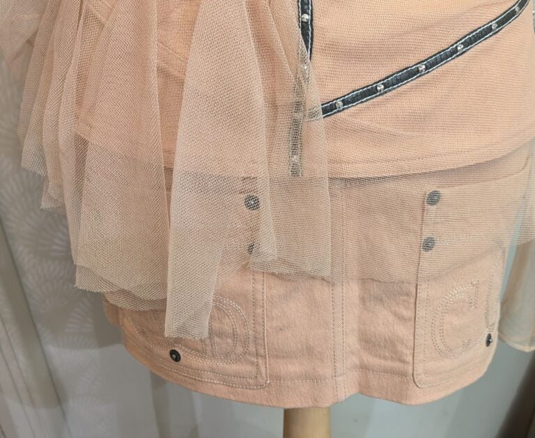 CHRISTIAN DIOR - Tailleur rose composé d'une veste surmontée de tulle et d'une…