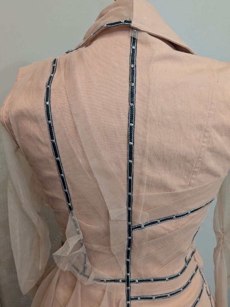 CHRISTIAN DIOR - Tailleur rose composé d'une veste surmontée de tulle et d'une…