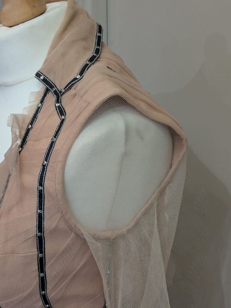 CHRISTIAN DIOR - Tailleur rose composé d'une veste surmontée de tulle et d'une…