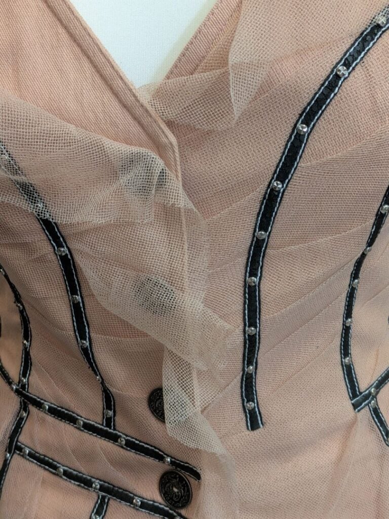 CHRISTIAN DIOR - Tailleur rose composé d'une veste surmontée de tulle et d'une…