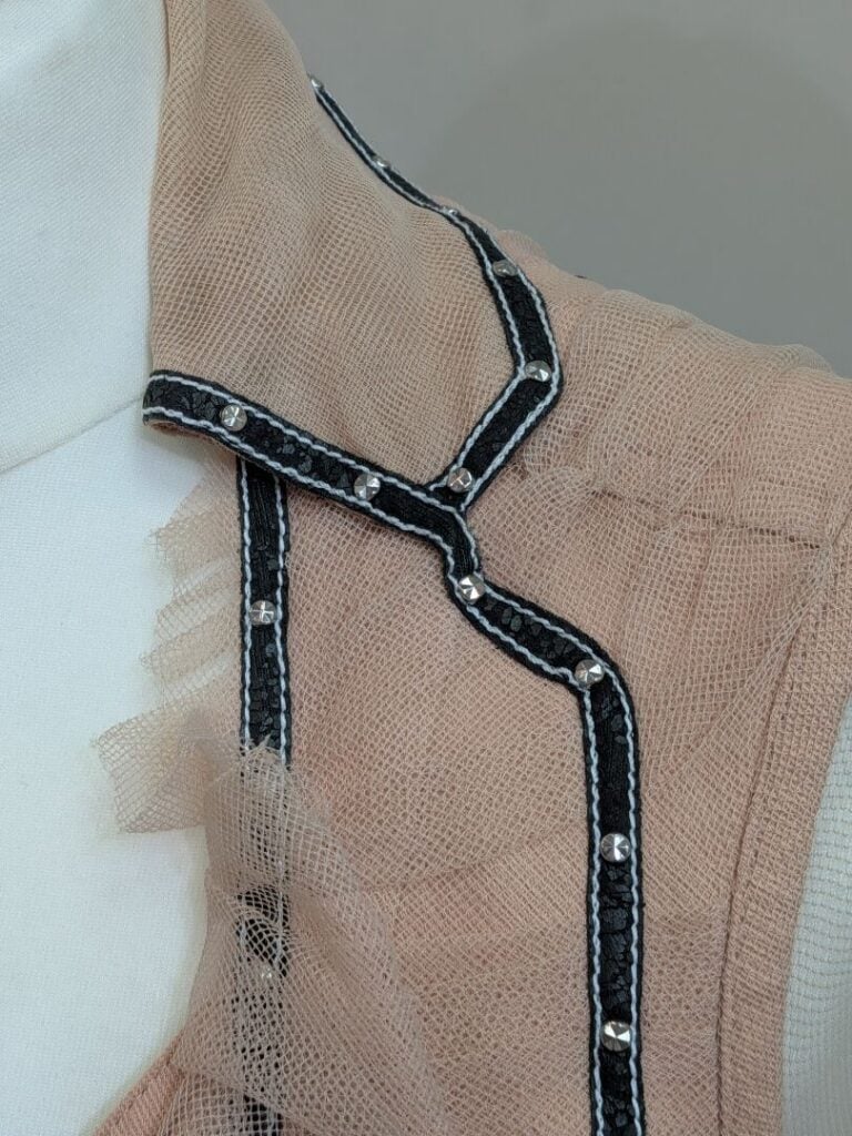 CHRISTIAN DIOR - Tailleur rose composé d'une veste surmontée de tulle et d'une…