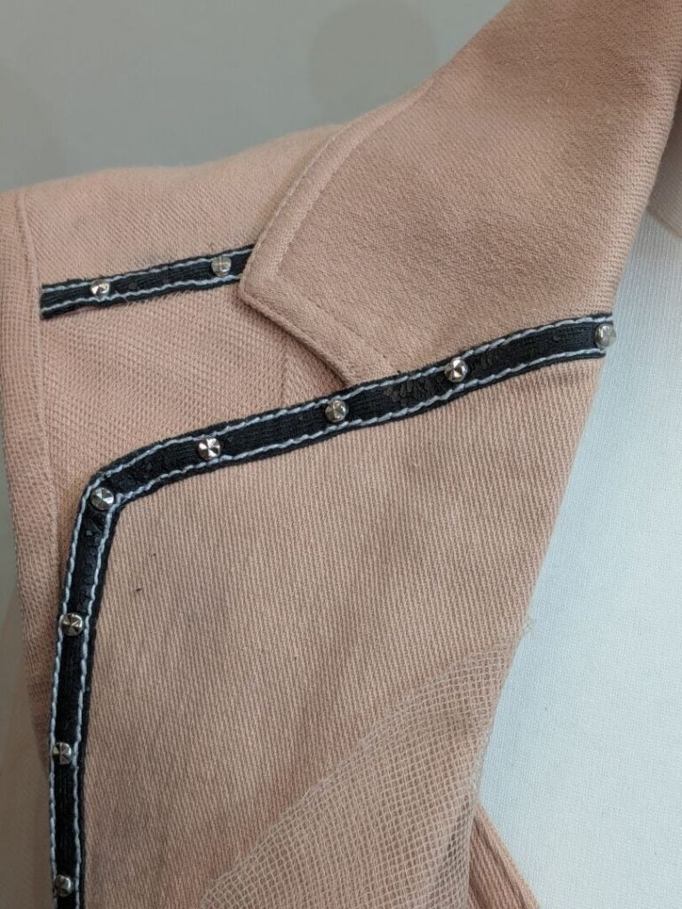 CHRISTIAN DIOR - Tailleur rose composé d'une veste surmontée de tulle et d'une…