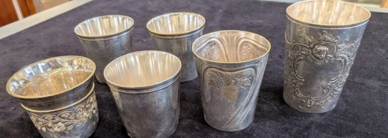 CHRISTOFLE - Réunion de trois timbales en métal argenté - - On y joint trois au…