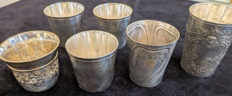 CHRISTOFLE - Réunion de trois timbales en métal argenté - - On y joint trois au…