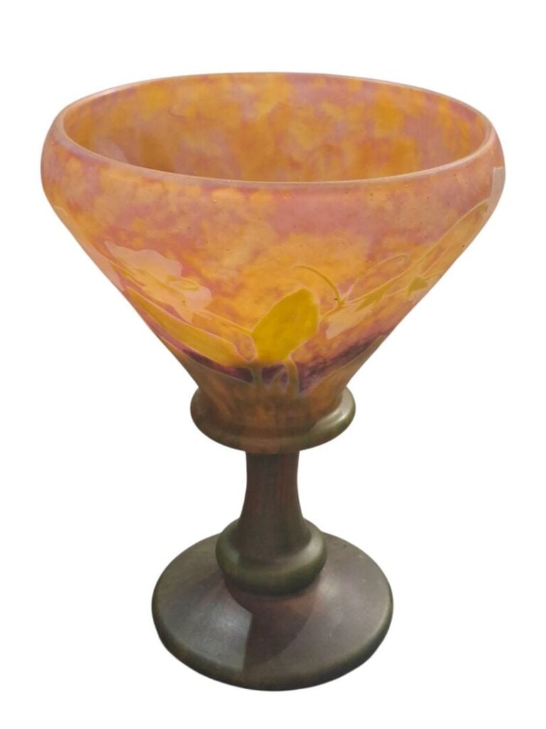 DAUM Nancy - Vase sur piédouche en verre multicouche à décor dégagé à l'acide d…
