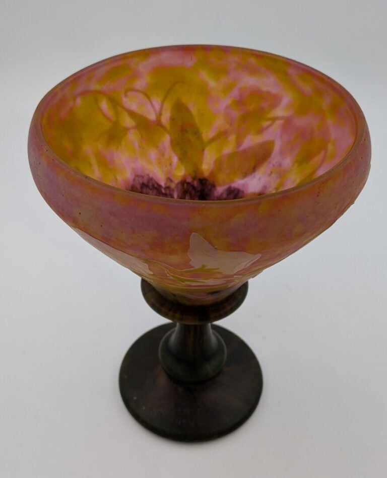DAUM Nancy - Vase sur piédouche en verre multicouche à décor dégagé à l'acide d…