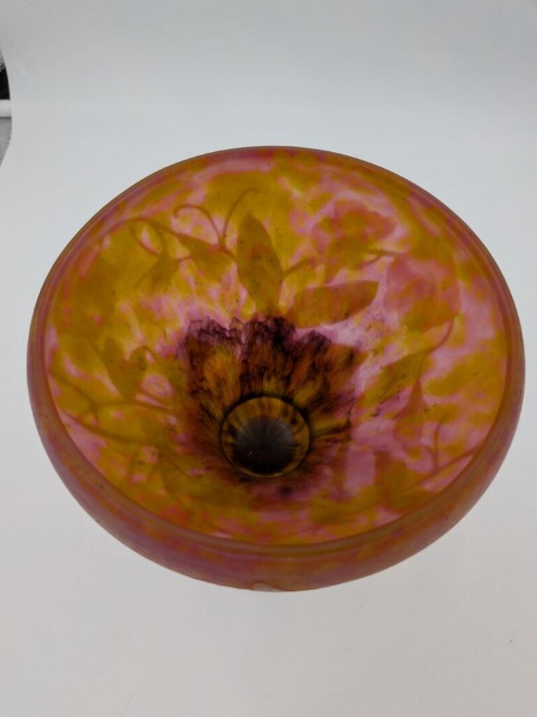 DAUM Nancy - Vase sur piédouche en verre multicouche à décor dégagé à l'acide d…