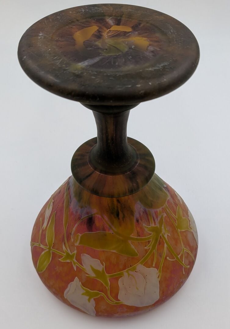 DAUM Nancy - Vase sur piédouche en verre multicouche à décor dégagé à l'acide d…