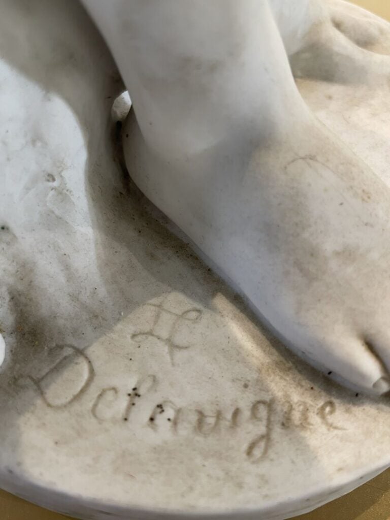 Denise DELAVIGNE (XIXe-XXe siècle) - Sculpture en biscuit représentant Cupidon…