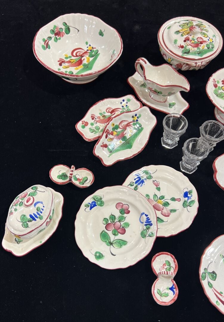 Dînette de poupée comprenant : - - Lunéville, 13 pièces en faïence au décor de…
