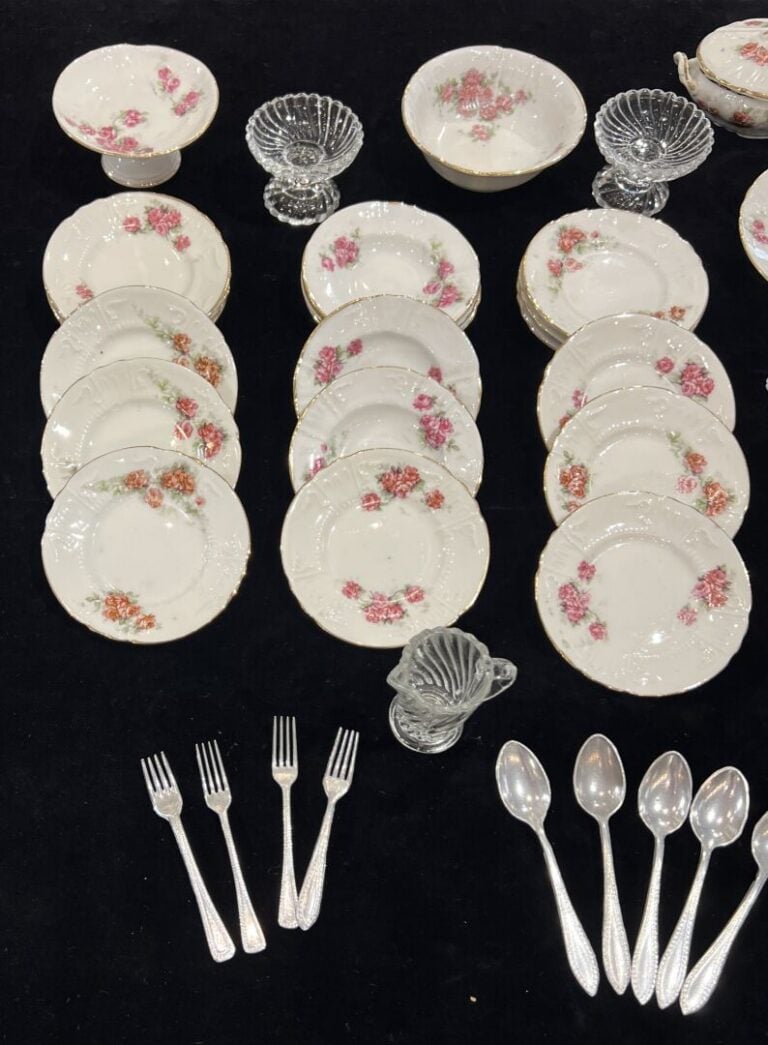 Dînette en porcelaine blanche à décor floral et liseré or comprenant 24 pièces…